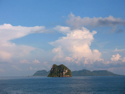 Passing islands on the way to Koh Samui