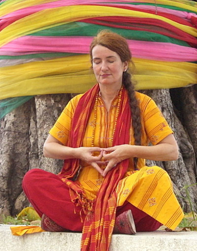 Tara meditating at the Temple of the Dawn in Bangkok