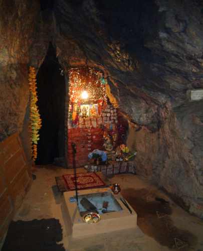 Entrance to Paramananda Puri Maharaj&#039;s cave